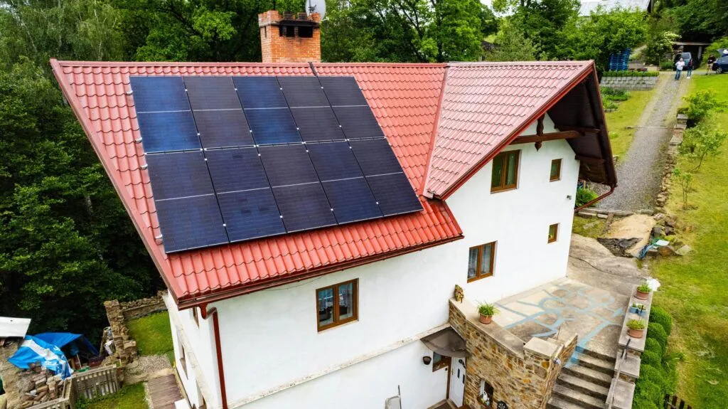 Wie werden PV-Module auf dem Dach befestigt